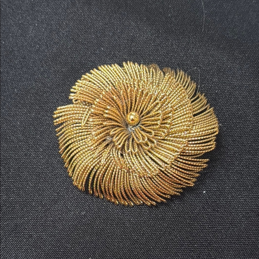Elegant Gold Floral Brooch - Picture 3 of 3